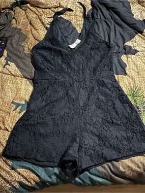 NWT KENDALL AND KYLIE CUTE LACE ROMPER SIZE LARGE